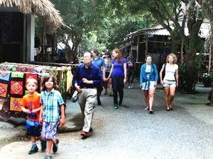 Les visiteurs au village Lac, Hoa Binh. (Photo: Nguyen Thuy/VNA)